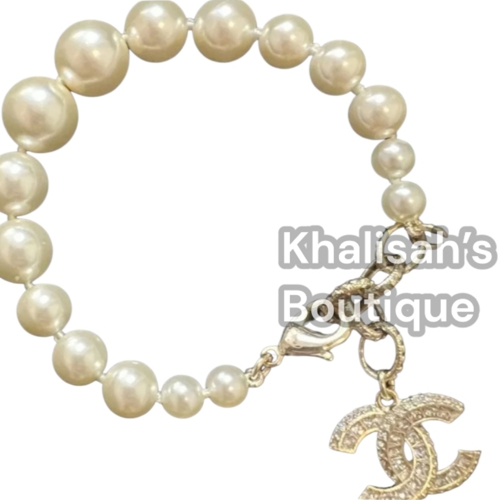 New!!! Authentic Chanel Cream Faux Pearl & Crystal CC Charm Gold HW Bracelet B20 - Picture 8 of 17